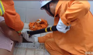 Lính cứu hỏa phá bồn cầu cứu nạn nhân bị mắc kẹt trong nhà vệ sinh.
