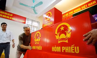 Mỗi điểm bầu cử có 3 hòm phiếu, trong đó có một hòm phiếu lưu động nhỏ để đưa đến tận nơi những người không có điều kiện đi bỏ phiếu.