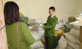 Tạm giữ 2,5 tấn phụ gia thực phẩm trôi nổi