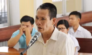 Vung dao đâm chết vợ giữa tòa vì dám đòi ly hôn
