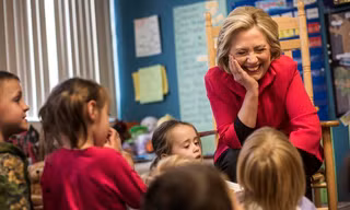 Bà Clinton đã có những chia sẻ vui với nữ "phóng viên nhí" Marley Dias.