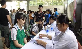 Sinh viên trường CĐ Thương mại Đà Nẵng có mặt từ sớm đăng ký hiến máu tình nguyện. Ảnh: Thanh Trần. 