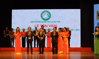 Đại diện của tập đoàn TH nhận cúp Vàng cho Trang trại bò sữa hữu cơ Vì sức khỏe cộng đồng