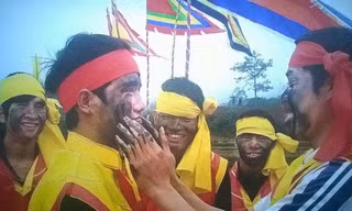 Người tham gia bôi nhọ (Ná Nhèm) lên mặt. Ảnh: Minh Đức