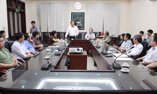 Sở KH&CN Hà Nội, Bảo tàng Thiên nhiên Việt Nam cùng các chuyên gia họp nhanh trước khi tiến hành mổ xác cụ rùa. Ảnh: Nguyễn Hoài