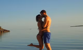 Mới đây, Taylor Swift khoe trên Instagram bức ảnh cô cùng Calvin Harris trao nhau nụ hôn nồng nàn trong kỳ nghỉ ở biển hồi cuối tuần vừa rồi.