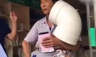 Cậu bé 5 tuổi mắc kẹt trong ống nước suốt hơn một tiếng.