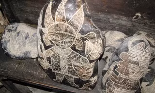 Theo Epoch Times, hơn 50.000 hòn đá chạm khắc bí ẩn được tìm thấy xung quanh vùng sa mạc ở Ica, Peru. Trong số đó, khoảng 20.000 hòn đá đang nằm trong bảo tàng tư nhân của tiến sĩ Javier Cabrera tại Plaza de Armas, phía nam thủ đô Lima. Ảnh: Brattarb.