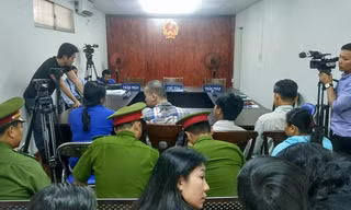 Hai bị cáo đợi trong lúc HĐXX nghị án.