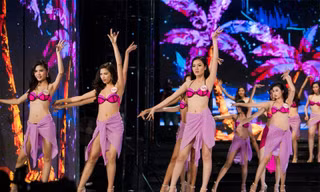 Màn trình diễn bikini quyến rũ của 30 thí sinh đêm chung khảo