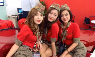 Bảo Yến (ở giữa) cùng đồng nghiệp trong Vietjet Air.