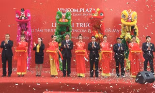 Cắt băng khánh thành Vincom Plaza Buôn Ma Thuột.