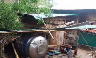 Mưa giông khiến hơn 30 nhà dân ở xã Mai Sơn tốc mái.