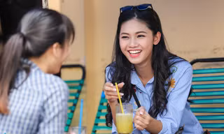 Á hậu Thanh Tú 'ngọt lừ' bên ly nước mía vỉa hè Sài Gòn
