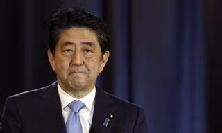 Thủ tướng Nhật Bản Shinzo Abe đã ký tắt một ngân sách quốc phòng kỷ lục, lên đến 44 tỷ USD. Ảnh: AP