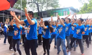 Các bạn trẻ hòa mình vào ngày hội.