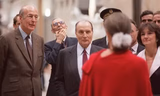 Francois Mitterrand nhìn chằm chằm vào Anne Pingeot, màu đỏ, tại lễ nhậm chức ở Musee d'Orsay vào năm 1986. Ảnh: Derrick Ceyrac / AFP