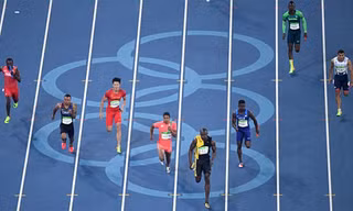 Bolt (phải) quá mạnh trong đoạn nước rút 50 m cuối. Ảnh: Reuters