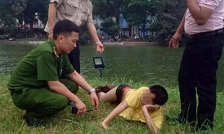 Giữa trưa bơi ra giữa hồ Gươm tạo dáng... nàng tiên cá