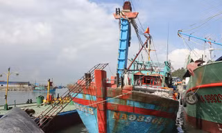 Tàu NA 93362 TS đang được sửa chữa tại cảng Lạch Quèn.