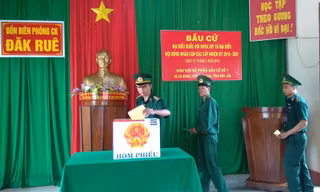 Bộ đội biên phòng bỏ phiếu bầu cử.