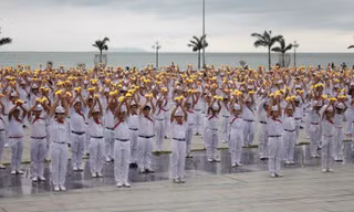 Đoàn viên thanh niên, đội viên trang nghiêm trong Lễ chào cờ.