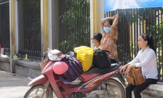 Hai mẹ con chị Mai Hoa Phượng Liễu từ Long An lên TPHCM dự thi.