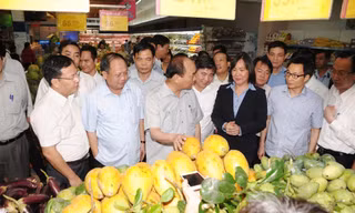Thủ tướng Nguyễn Xuân Phúc thị sát tại siêu thị Co.opmart Lý Thường Kiệt.