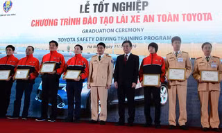 Trao bằng tốt nghiệp cho các học viên.