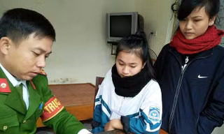 Hai học sinh trao chiếc ví cho Công an huyện Hương Khê để tìm chủ nhân.
