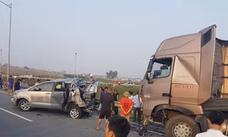 Tài xế xe Toyota Innova đã điều khiển xe đi lùi trên cao tốc, dẫn tới vụ tai nạn thảm khốc với xe container khiến 1o người thương vong - Ảnh: Otofun