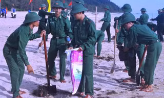 Tuổi trẻ bộ đội Biên phòng TT-Huế cùng đoàn viên thanh niên địa phương tham gia làm vệ sinh, giữ gìn bờ biển sạch đẹp.