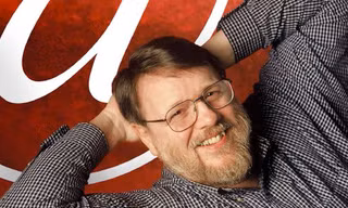 Ray Tomlinson, cha đẻ của thư điện tử, qua đời ở tuổi 74.