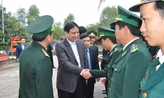 Ông Nguyễn Đắc Vinh thăm các cán bộ, chiến sỹ Hải đội 2, BĐBP Nghệ An.