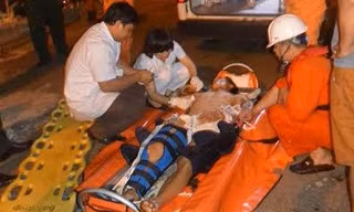 Một thuyền viên bị tai nạn trên biển được tàu SAR 412 và nhân viên y tế đưa vào bở. Ảnh: Trung tâm II cung cấp.