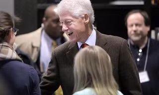 Cựu Tổng thống Bill Clinton bị cáo buộc vi phạm luật bầu cử.