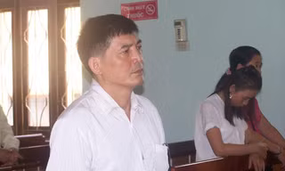 Ông Hùng trước vành móng ngựa.