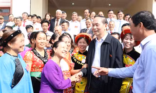 Chủ tịch Trần Đại Quang vui vẻ hỏi thăm người dân xã Tân Hưng Ảnh: Nguyễn Trường 
