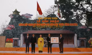  Phó Thủ tướng Nguyễn Xuân Phúc trao Bằng công nhận Di tích quốc gia đặc biệt chùa Vĩnh Nghiêm. Ảnh: Nguyễn Trường