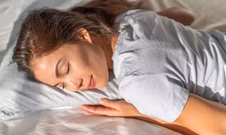 Ai hay có thói quen để tóc ướt khi ngủ sẽ giật mình khi biết những điều này