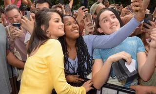 Selena Gomez chứng tỏ phong cách thời trang chất ngút ngàn bất chấp vấn đề cân nặng
