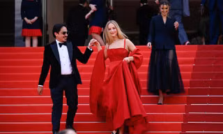 Vì sao Jennifer Lawrence bỏ giày cao gót để đi dép tông trên thảm đỏ LHP Cannes?