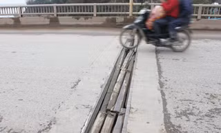 Những thanh gỗ được dùng lấp khoảng hở trên mặt cầu Ảnh: T.V