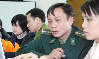 Thiếu úy Nguyễn Chí Ninh (thứ hai từ phải sang) giao lưu trực tuyến tại Báo Tiền Phong