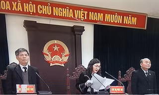 Hội đồng xét xử tuyên án.