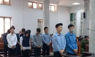 Các bị cáo nghe tòa tuyên án.