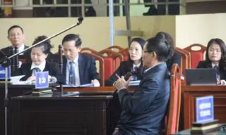 Bị cáo Phan Văn Vĩnh ngồi khi xét hỏi trong sáng 20/11. 