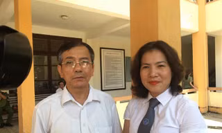 Luật sư Nguyễn Thị Đinh Hương và người nhà nạn nhân tại tòa.