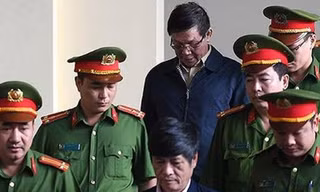 Các ông Vĩnh (đeo kính), Hóa được dẫn giải vào khu vực xét xử.