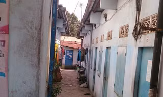 Khu phòng trọ bé L. bị hành hạ.